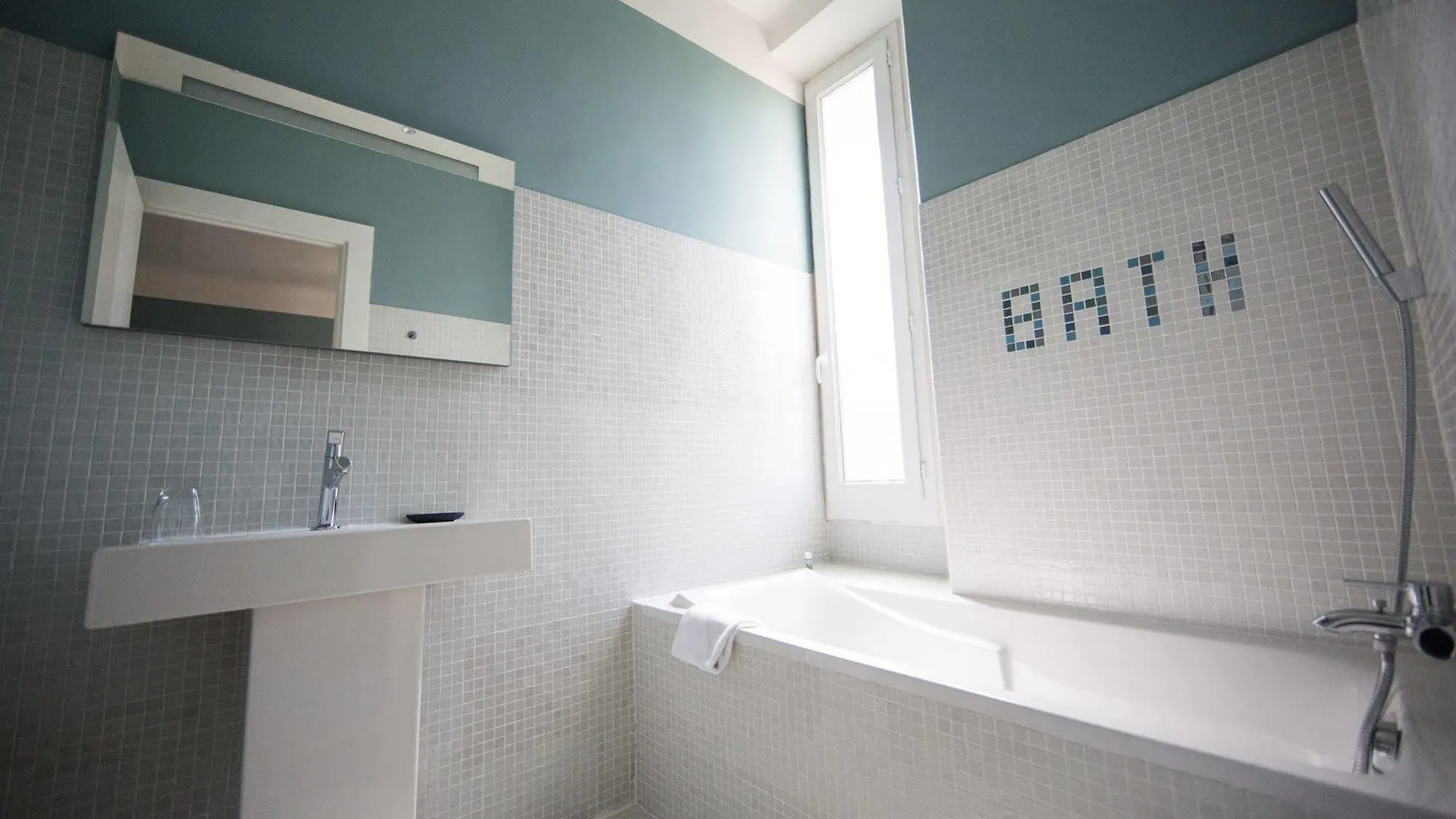 ***  Hotel Victor Cabries France